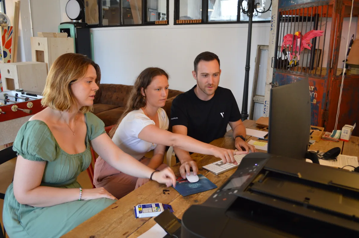 Zwei Filmemacherinnen und ein Filmemacher bei der Arbeit.